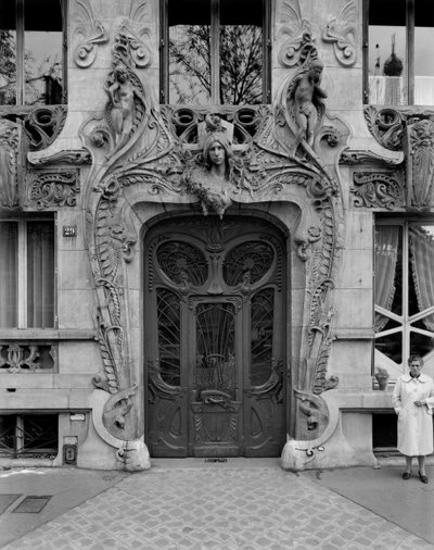 Puerta de entrada a los apartamentos en la Avenida Rapp 29, diseñada en 1901 de Jules Lavirotte